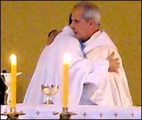 Mons. Mario Aurelio Poli abraza afectuosamente al P. Antonio Martínez Racionero
